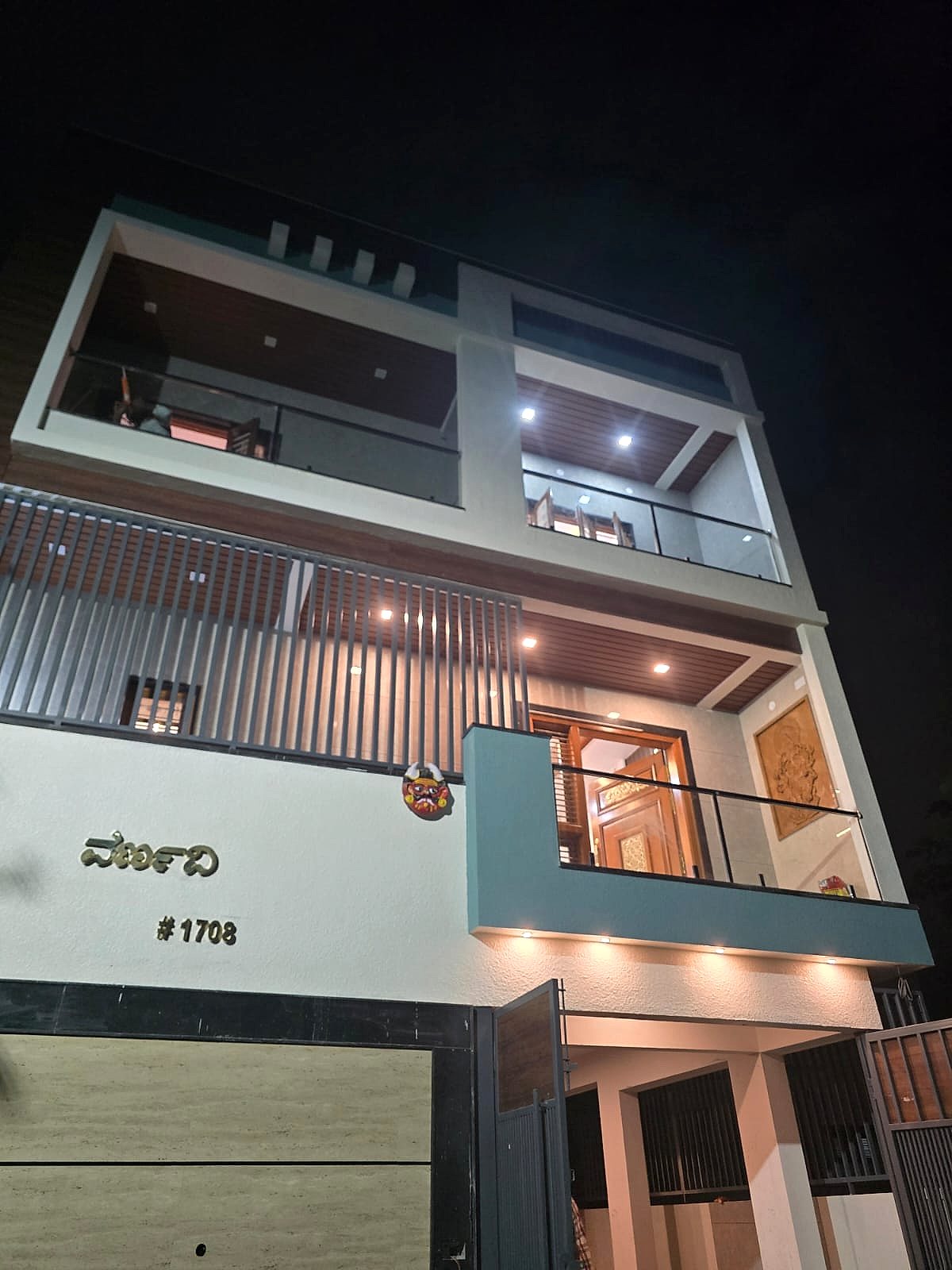 Balcony glass, vertical bars