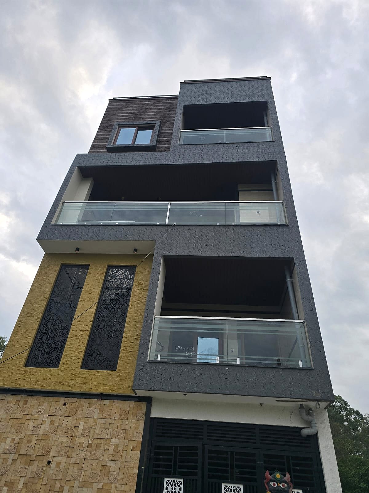Balcony glass, grey and yellow