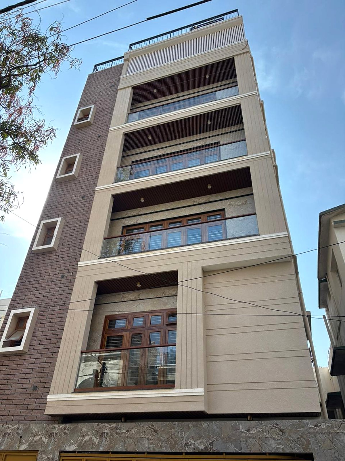 Balcony glass, full front