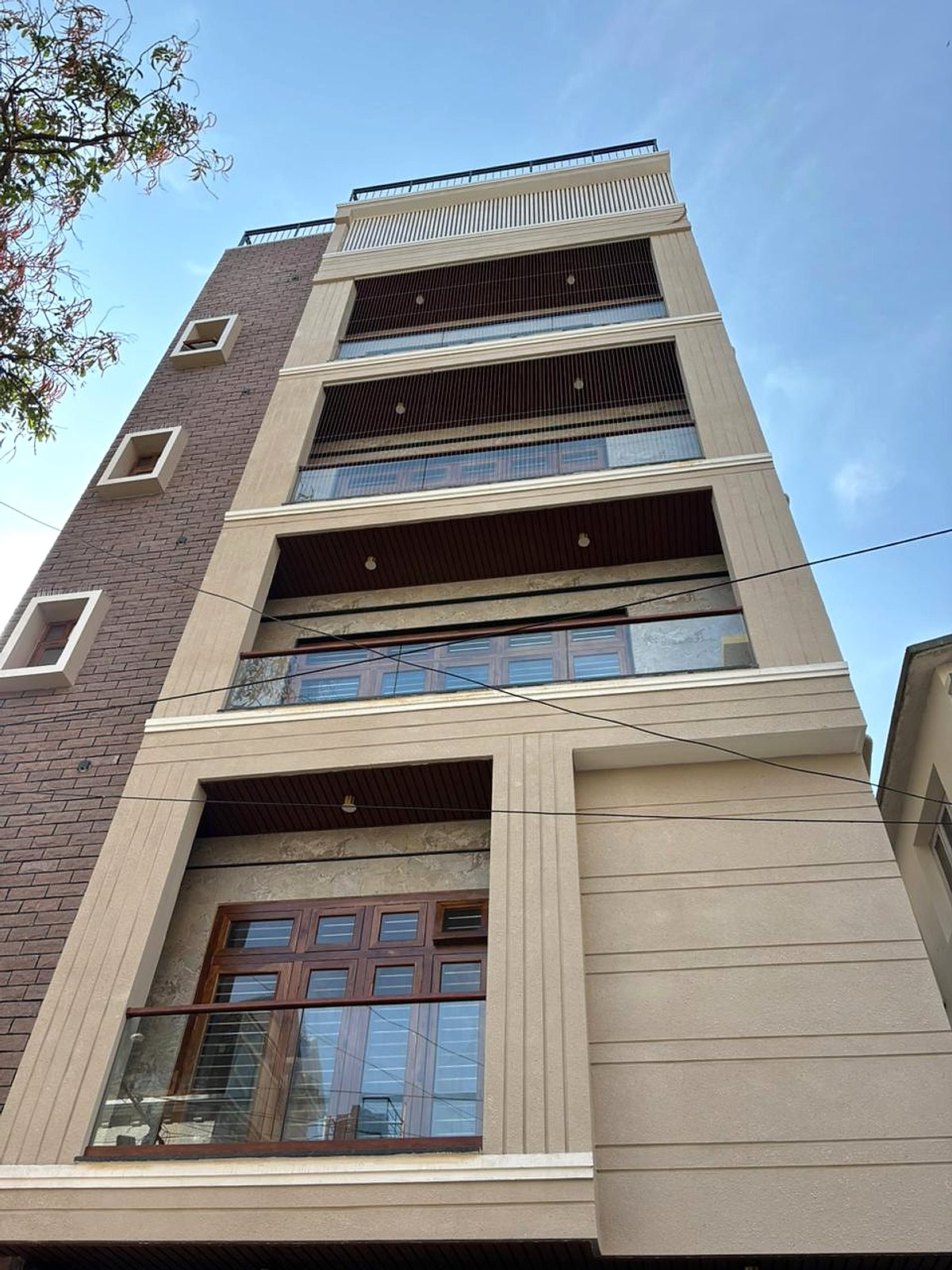 Balcony glass, long front
