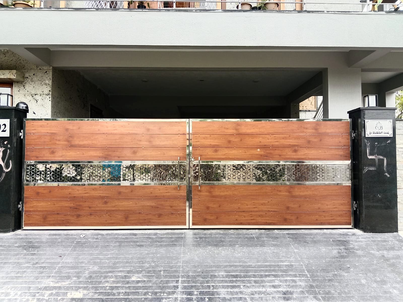 Main gate, mirror strip