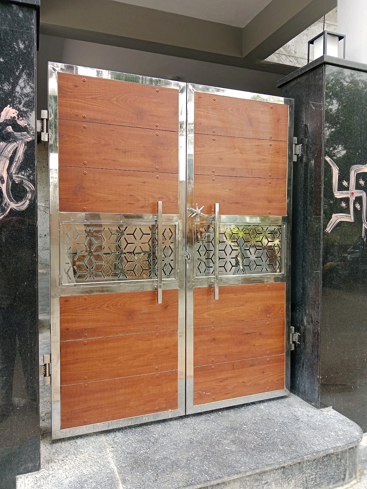Main gate, laser-cut centre