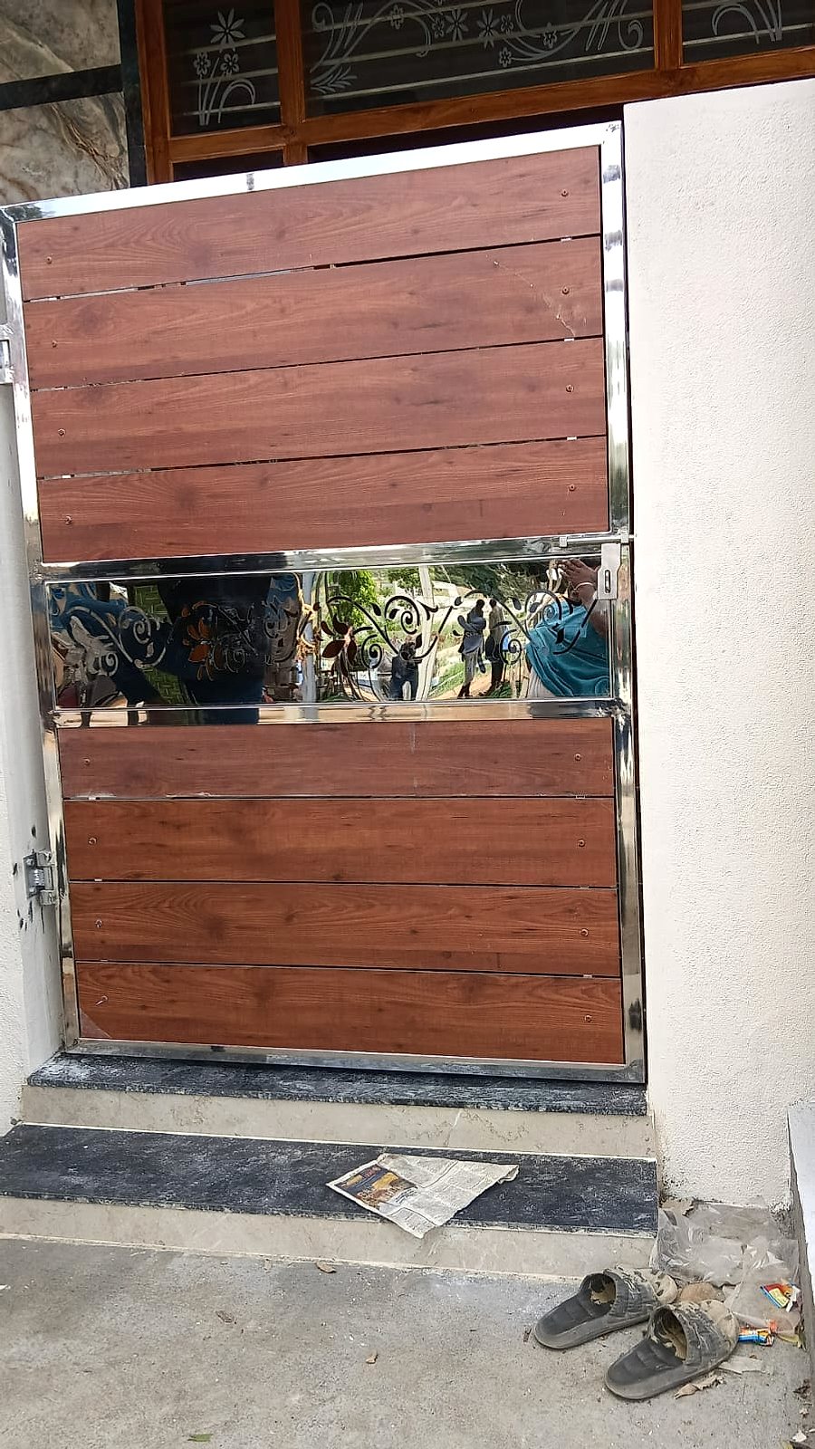 Main gate, mirror centre