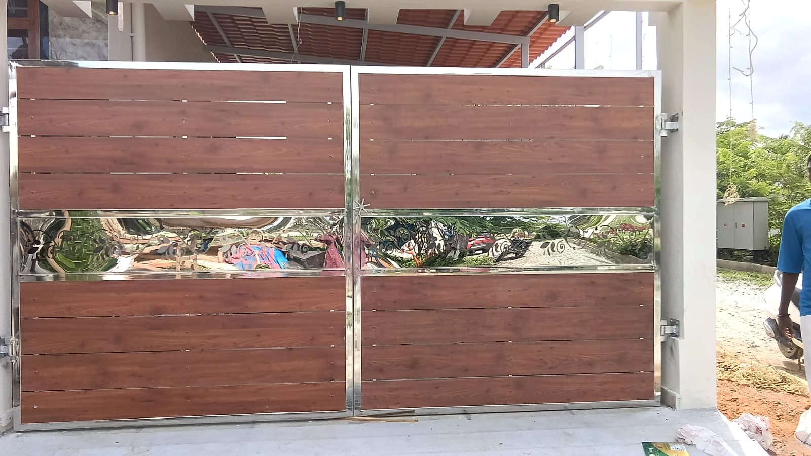 Main gate, double wood