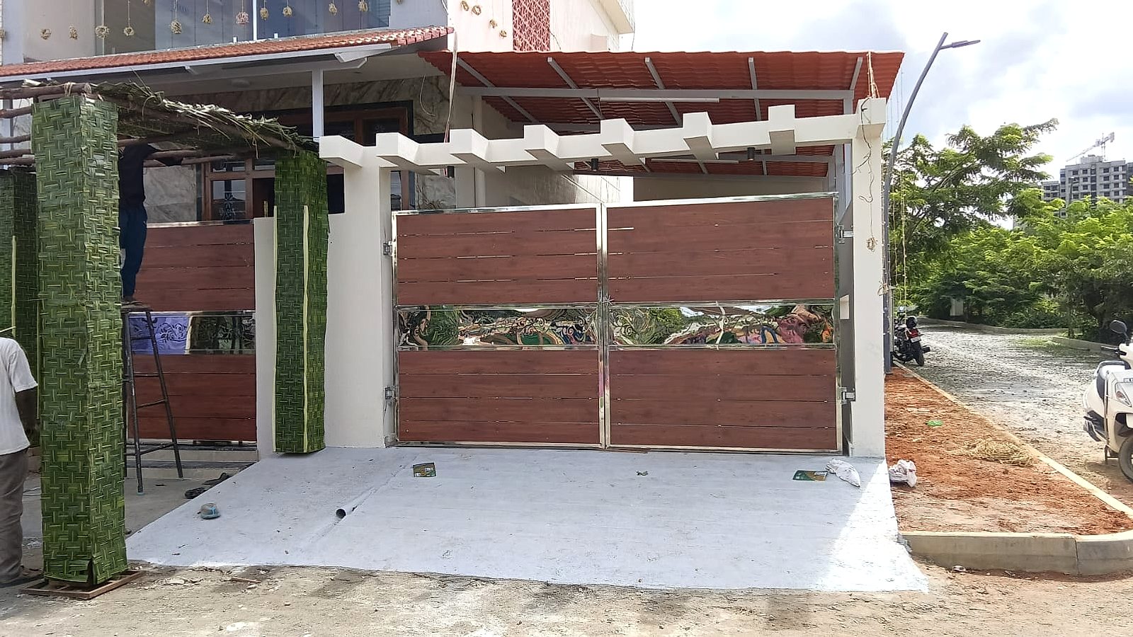 Main gate, under a canopy