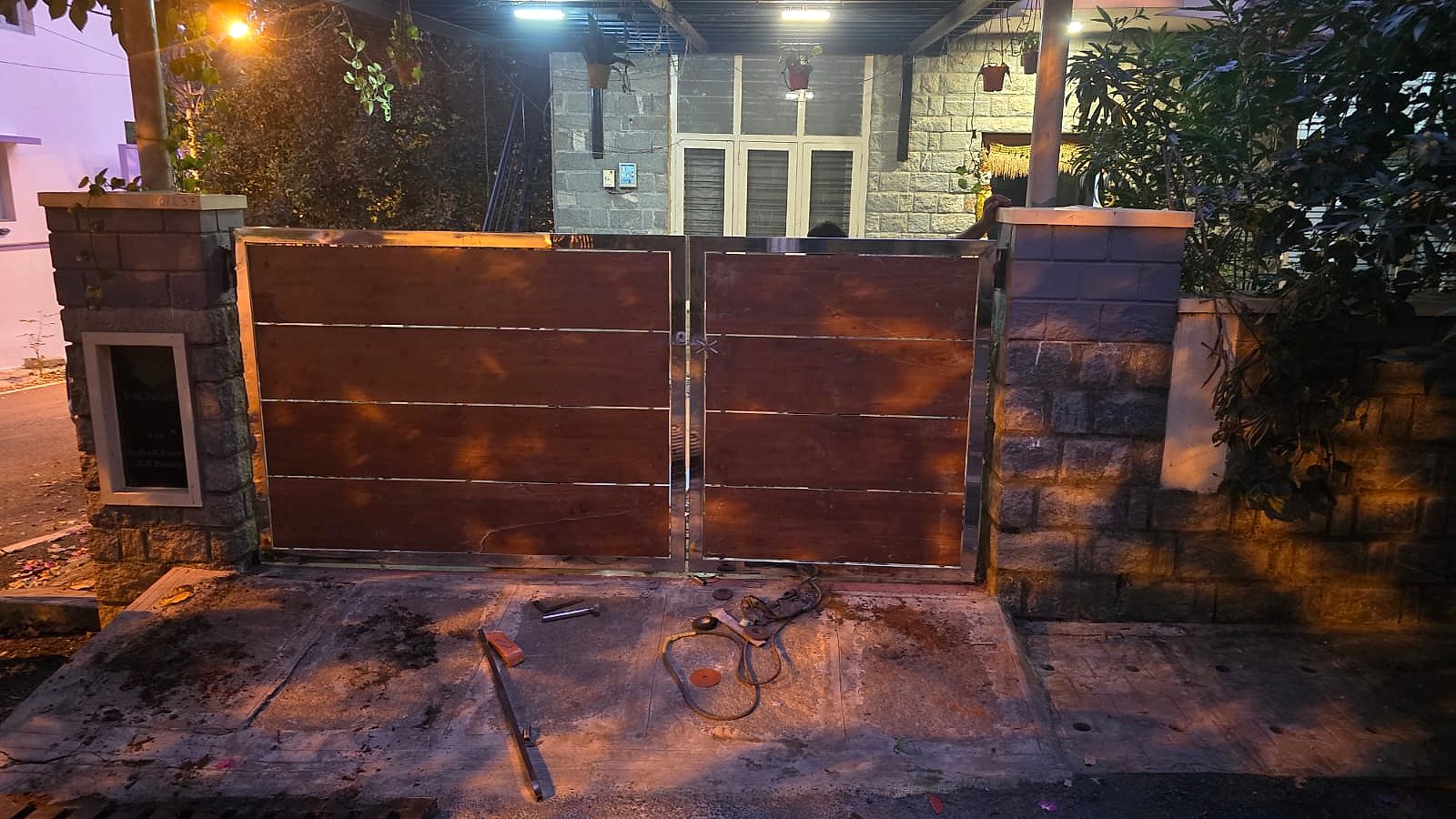 Main gate, wood pair