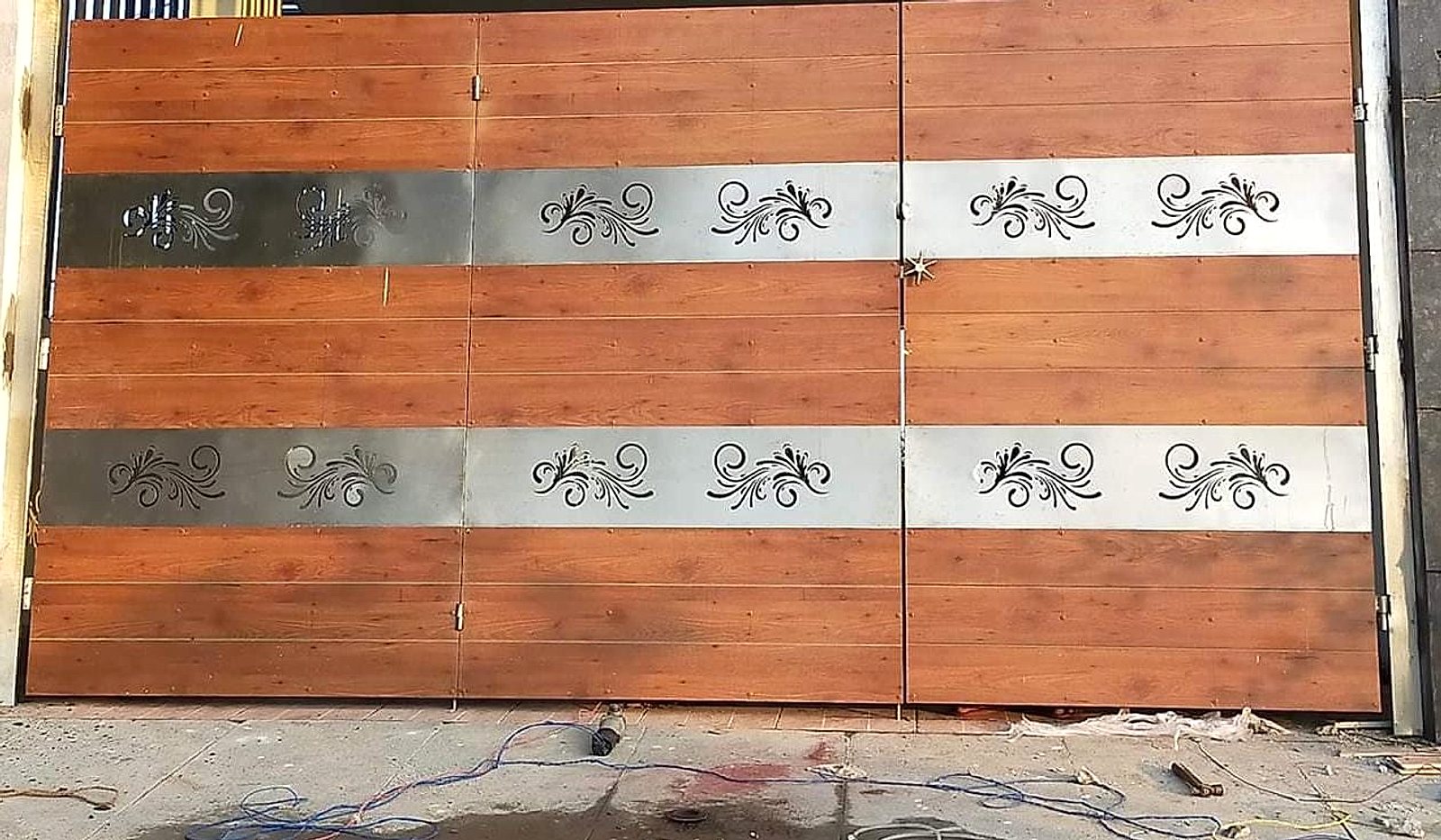Main gate, scroll strip