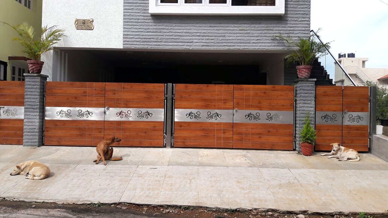 Main gate, long front