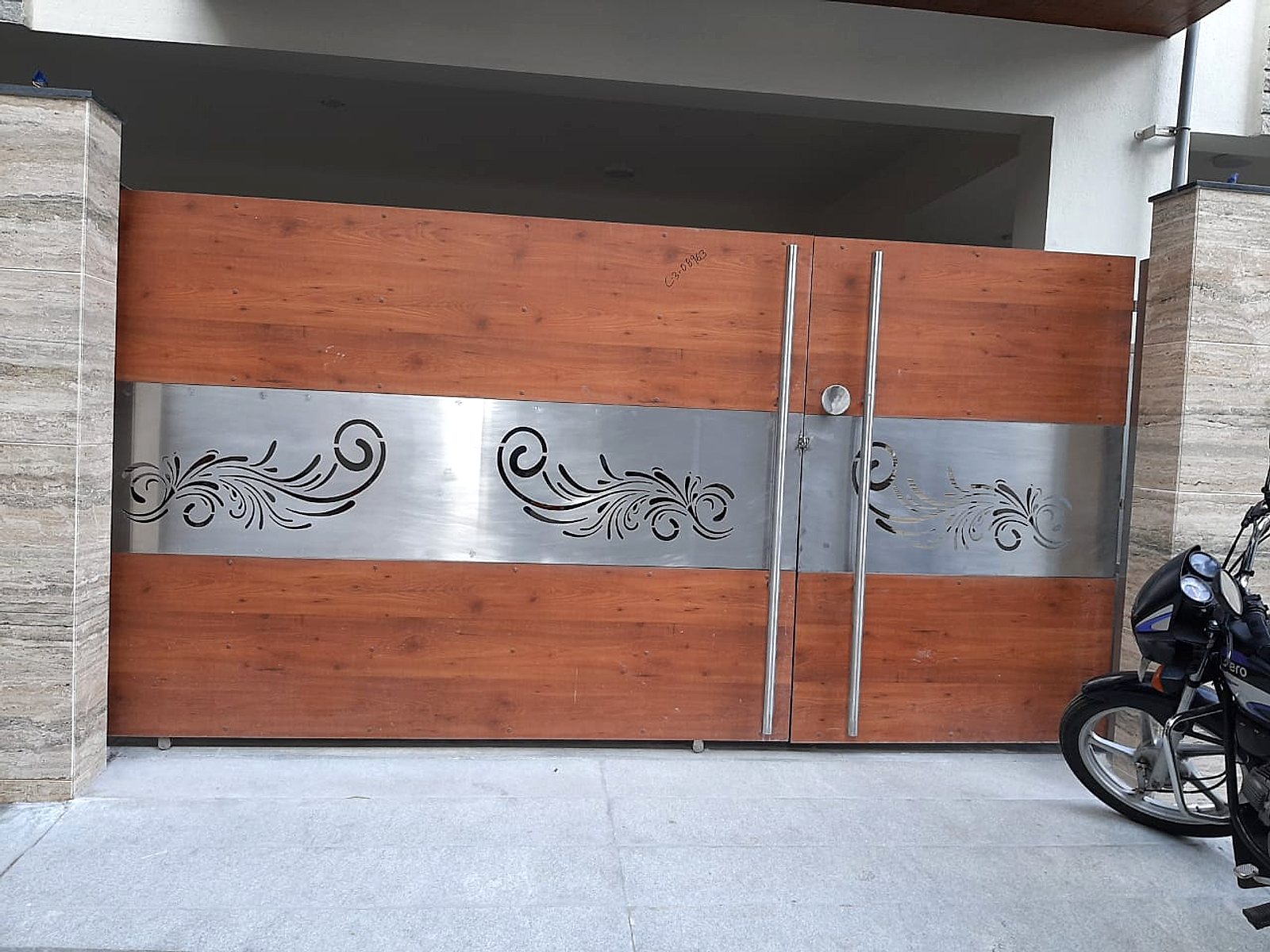 Main gate, wide scroll band