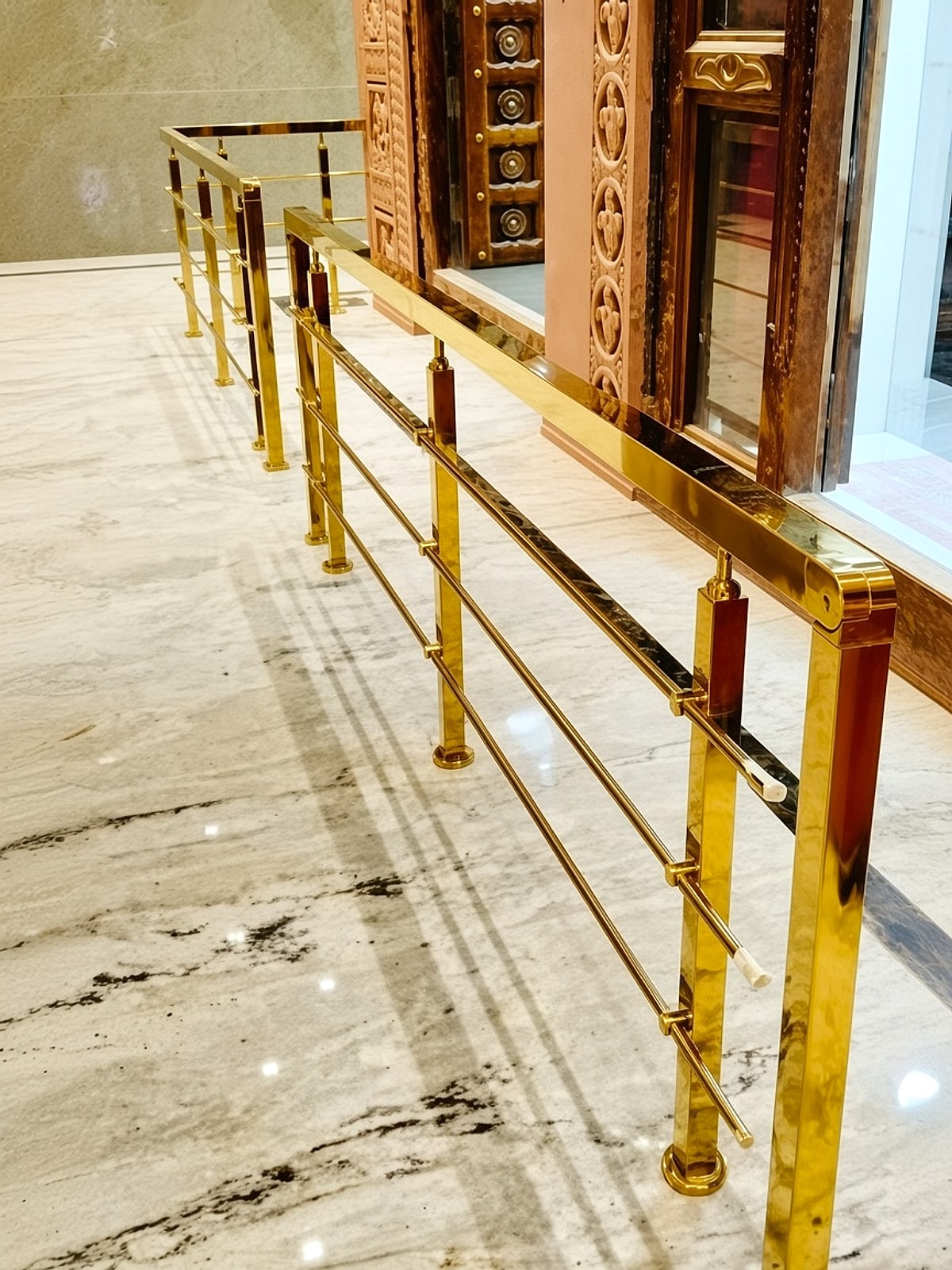 Gold four-line rail
