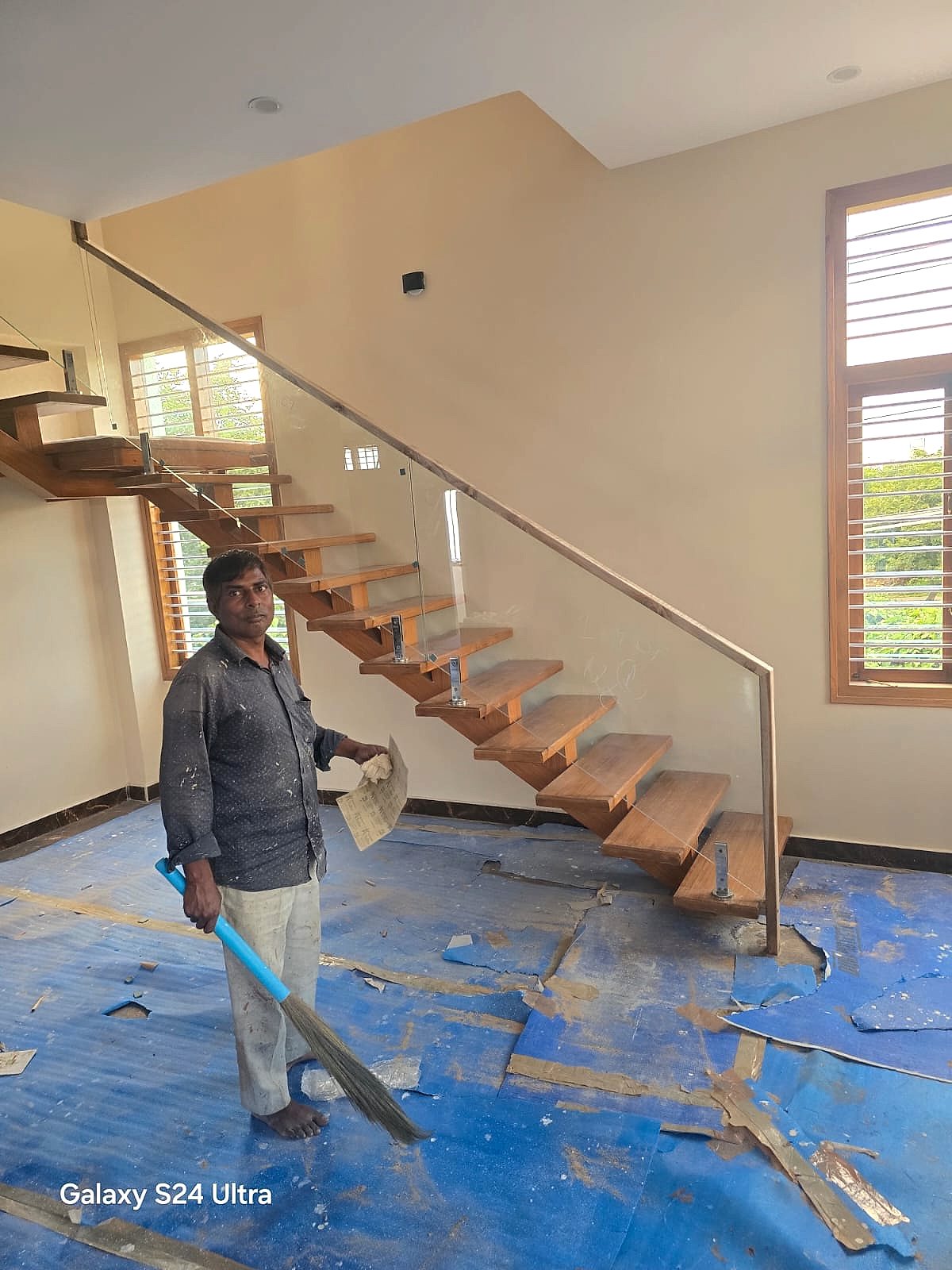 Straight glass handrail