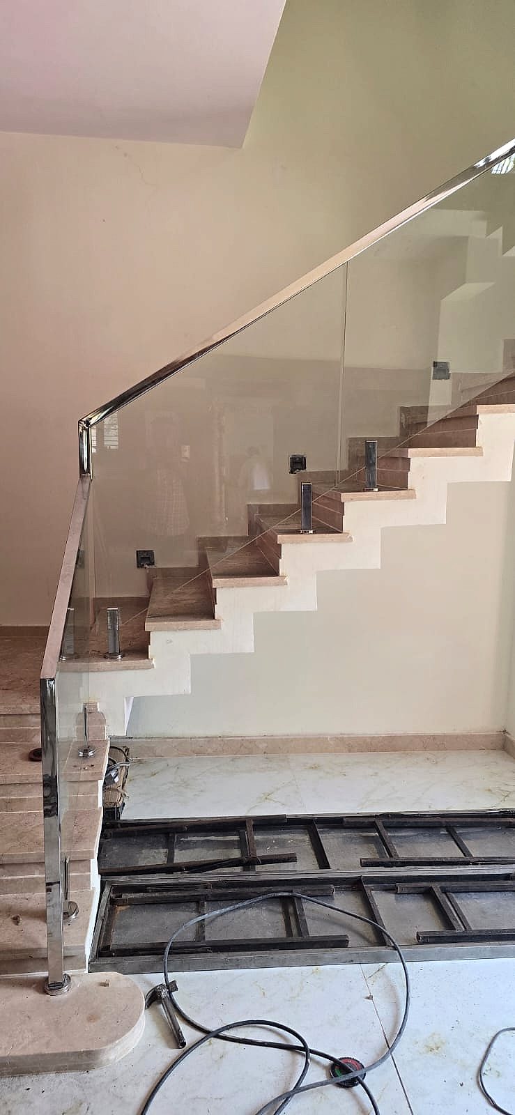 Glass handrail stair