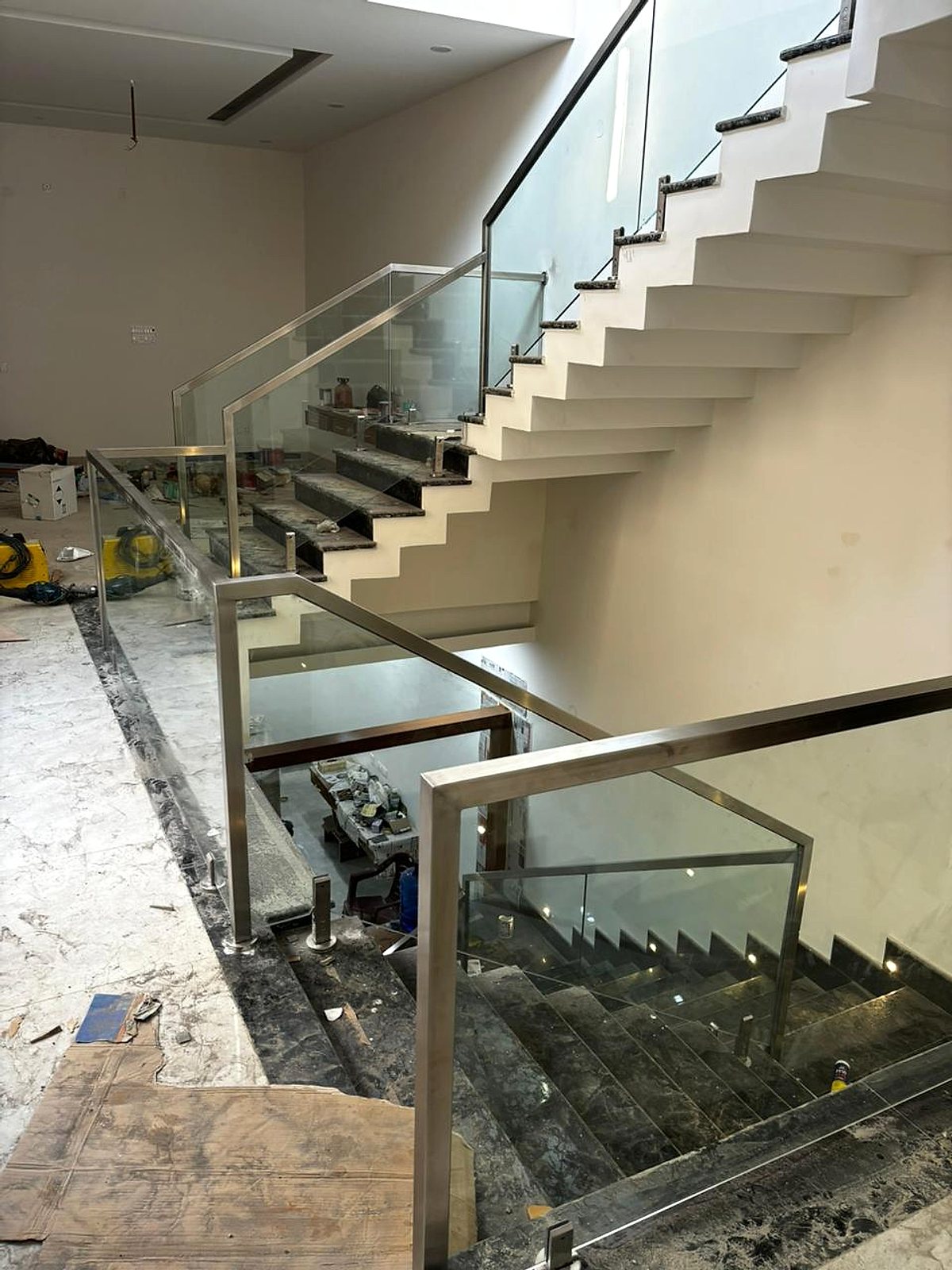 Glass landing rail